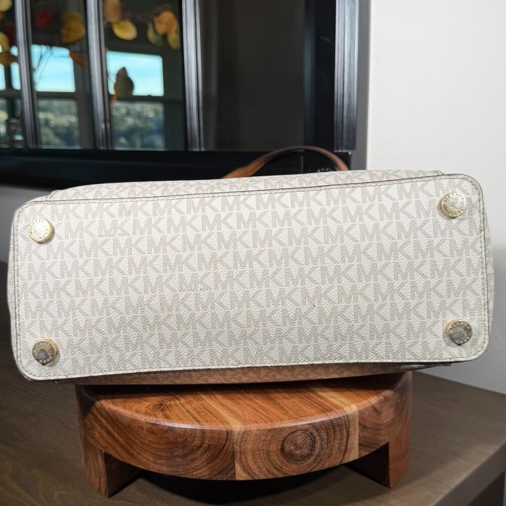 Michael Kors MK Signature Tote Bag — Vanilla & Acorn Monogram - Picture 8 of 16